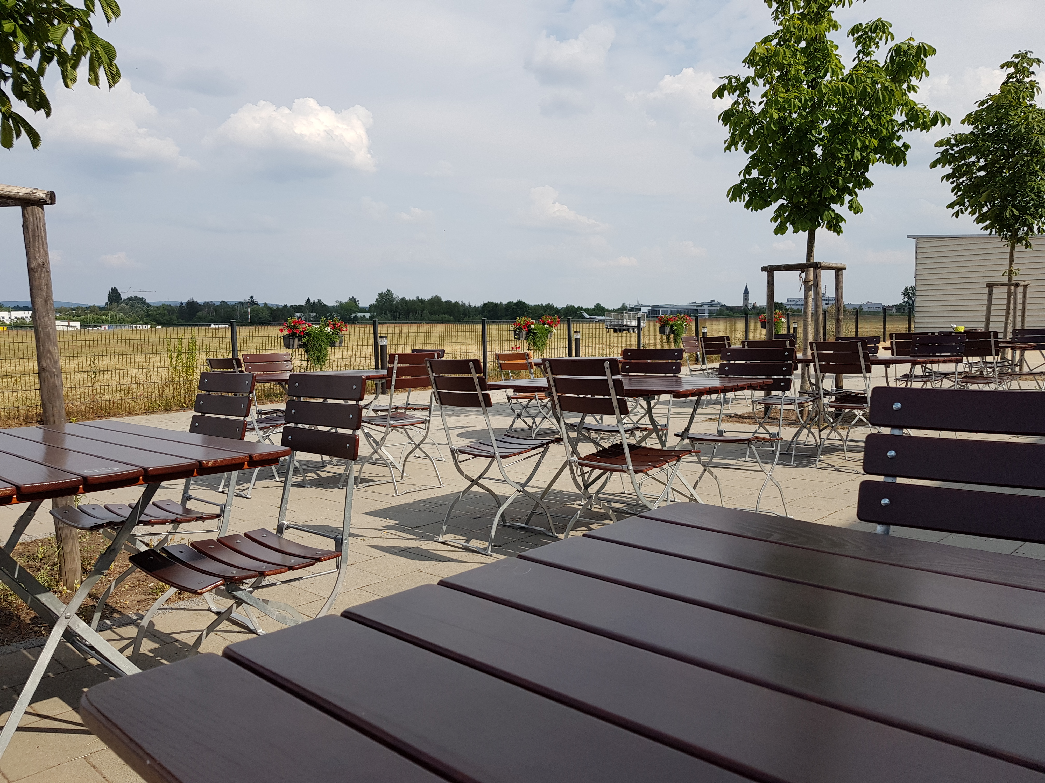 Von der Terrasse hat man einen schönen Blick auf den Flughafen